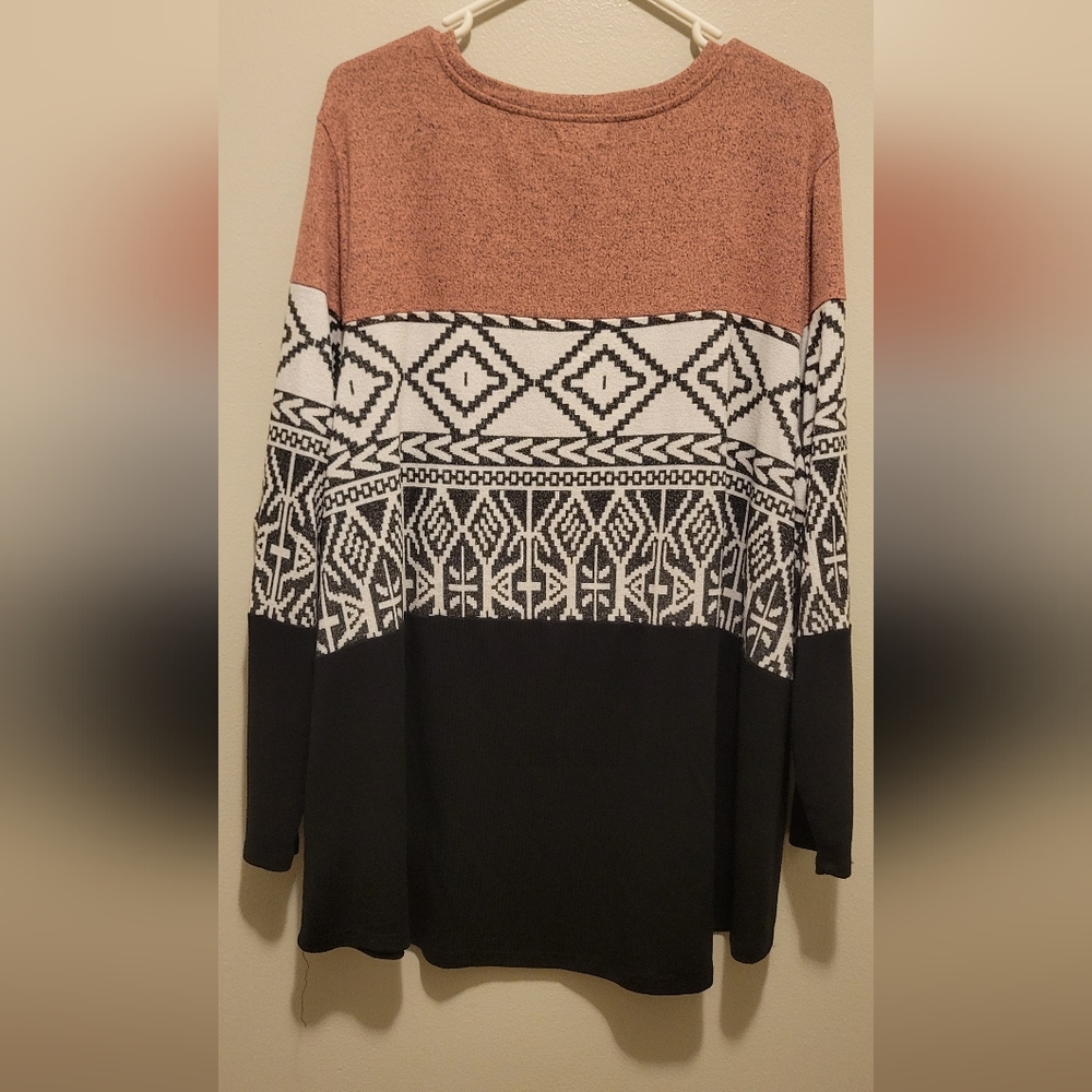 Trendy Geometric Patterned Top - Picture 2 of 3